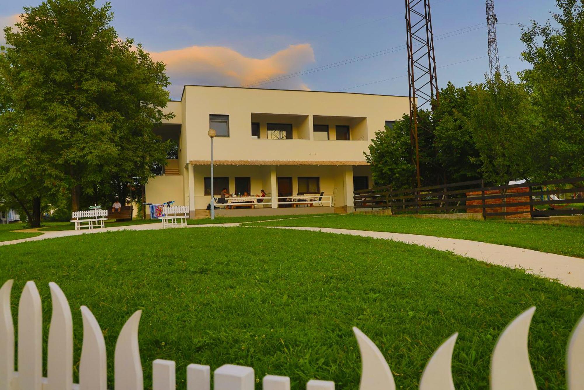 Holiday Homes Pozitiva Bihać エクステリア 写真
